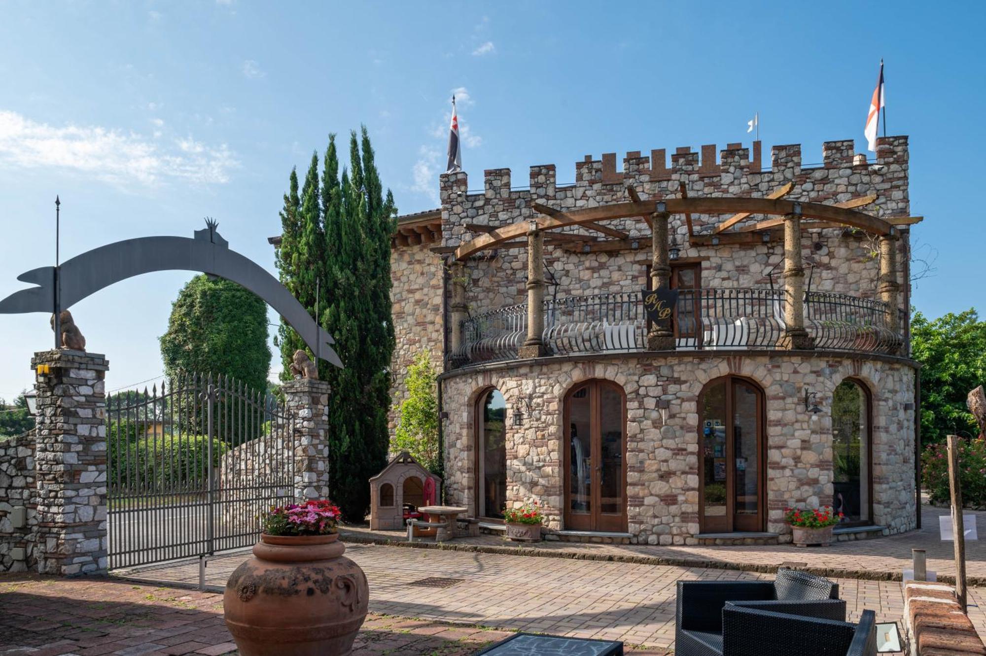 Castello Dei Templari Bed and Breakfast Λούκα Εξωτερικό φωτογραφία