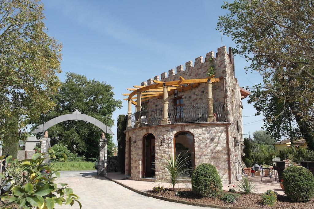 Castello Dei Templari Bed and Breakfast Λούκα Εξωτερικό φωτογραφία